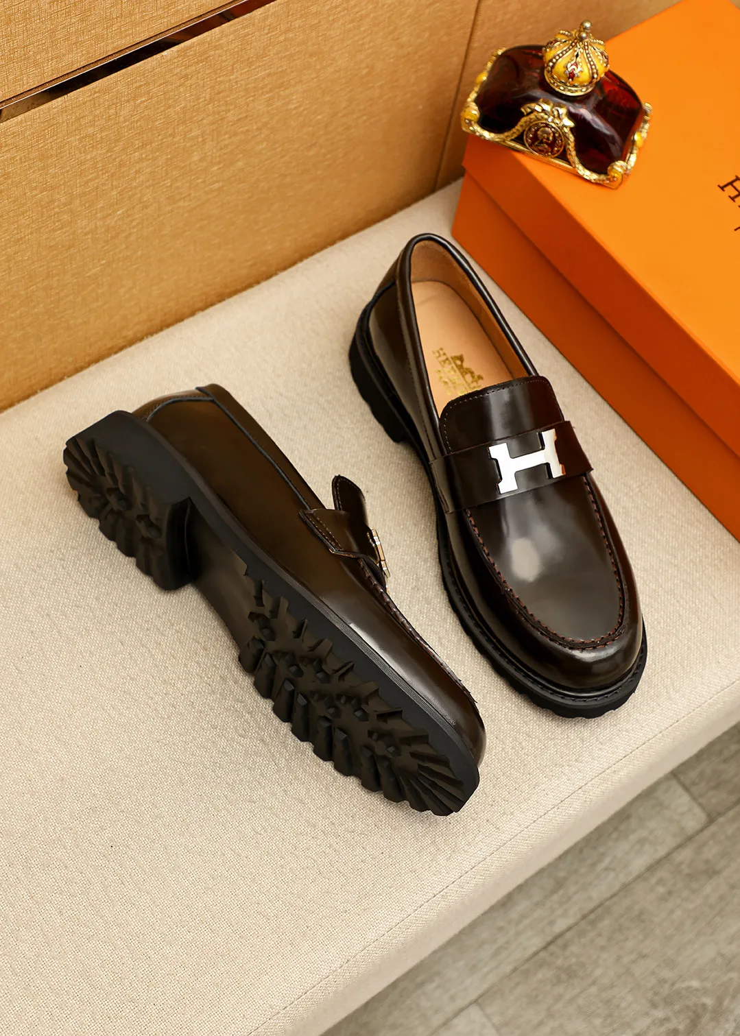 Men's shoes 💰460 💐 Product trademark: HERMES "Hermès" casual leather shoes Regular size: 38-44 (45.46🉑️customized) Product materials: Selected imported first-layer open-edge beaded cowhide leather upper + luxury hardware buckle, imported water-dyed 🐂 cowhide lining. Strong three-dimensional visual effect, original outsole Color: 4⃣️colors available